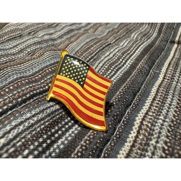 Vintage Aged American Flag Lapel Pin Pins Enamel Hat Shirt  Gold Border Patriot - Picture 2 of 5